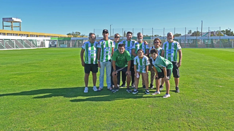 Los Cugura -hoy- en el medio de la cancha de Germinal. Foto: Daniel Feldman.