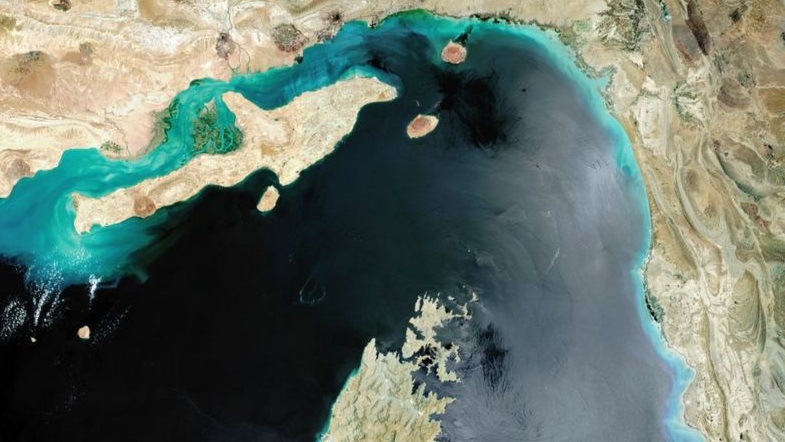 El estrecho de Ormuz visto desde el espacio. Ormuz refiere a Ahura Mazda, cuya etimología alude a Sabiduría", un concepto bastante estrecho en esta época...
