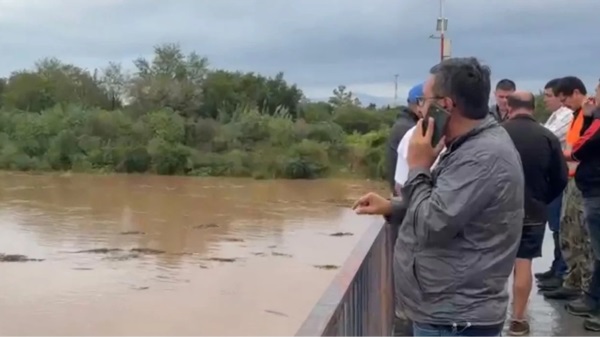El río Marapa desbordó por las fuertes lluvias en Tucumán y Catamarca.