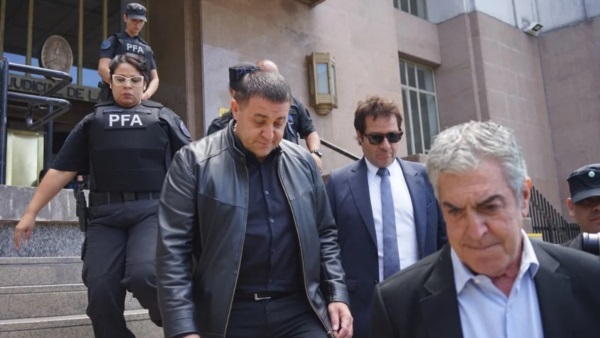 Toviggino y Dalbón descienden las escaleras de Tribunales rodeados de efectos de la Federal.