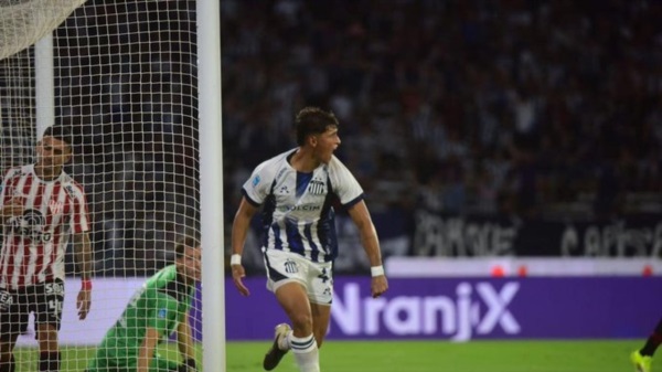 Valentín Dávila, el juvenil que sigue con el arco abierto en el Kempes, abrió el marcador..
