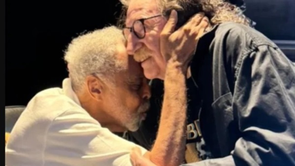 ¡Cuánta música contenida en ese fraternal abrazo!