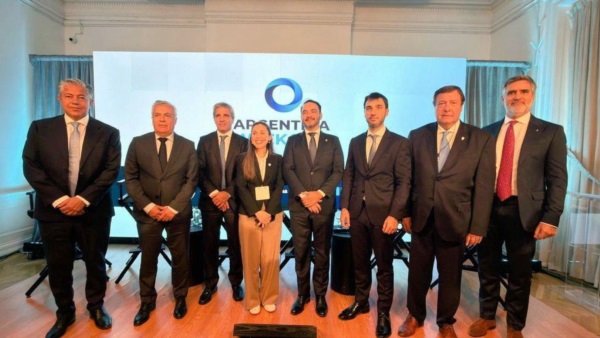 "Nacho" Torres junto a Caputo y otros gobernadores.