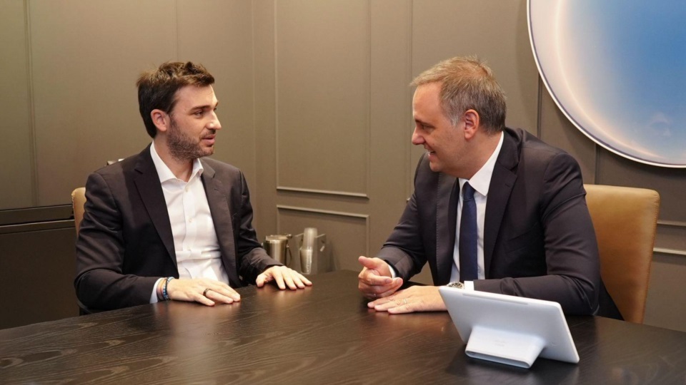 El gobernador chubutense y Manuel Adorni.