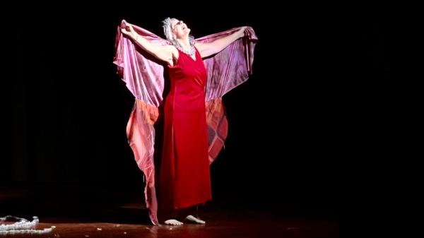 La actriz Gilda Sandiano, interpretando "Palabras como Golpes” en el Cine Teatro de Rawson.