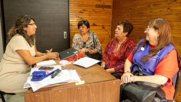 Mirna Vallejos junto a miembros del Consejo de Adultos Mayores.
