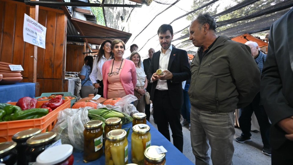 El gobernador con productores.