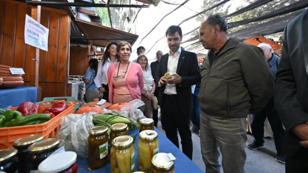 El gobernador con productores.