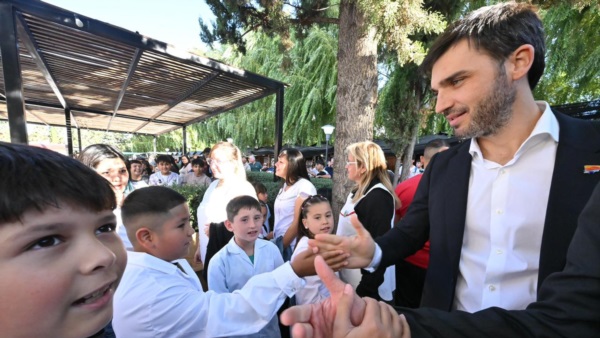 Torres con alumnos de la localidad.