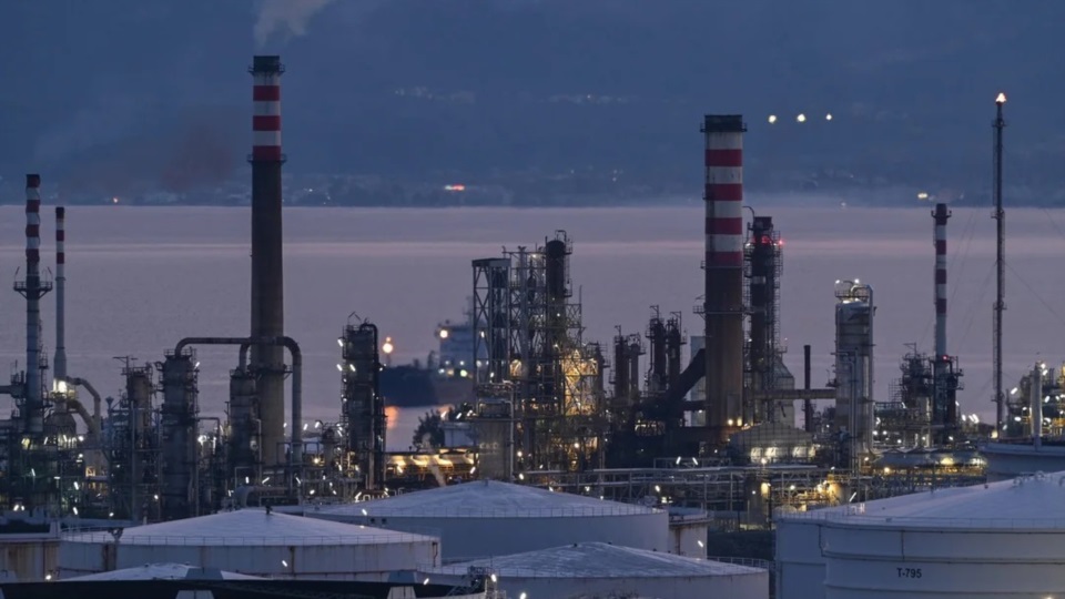 La guerra en Medio Oriente dispara el petróleo y reconfigura las tasas globales.