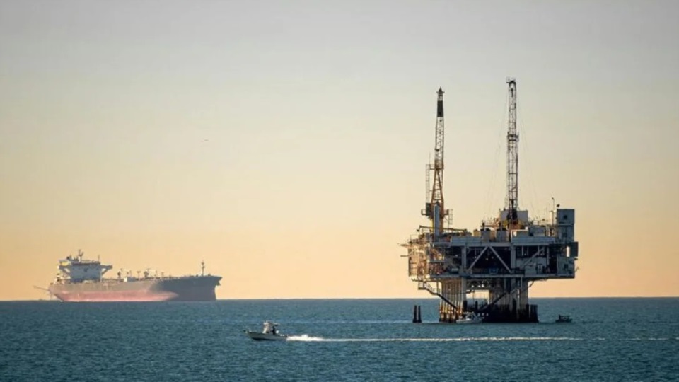 La escalada bélica empuja el petróleo arriba de los 100 dólares y sacude a los mercados. Foto: Agencia NA/Redes.