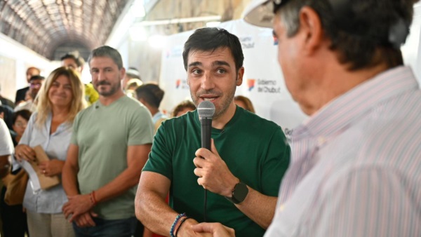 Merino y Torres en el anuncio de la reactivación de obra.
