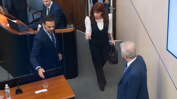 CFK ingresa a la sala de audiencias, con su abogado Carlos Beraldi cerca.