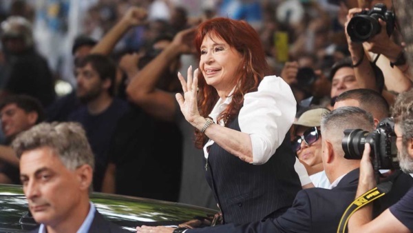 Cristina Fernández de Kirchner sale de su casa para ser indagada este martes en el marco de la causa de los Cuadernos. Foto: Guillermo Rodríguez Adami