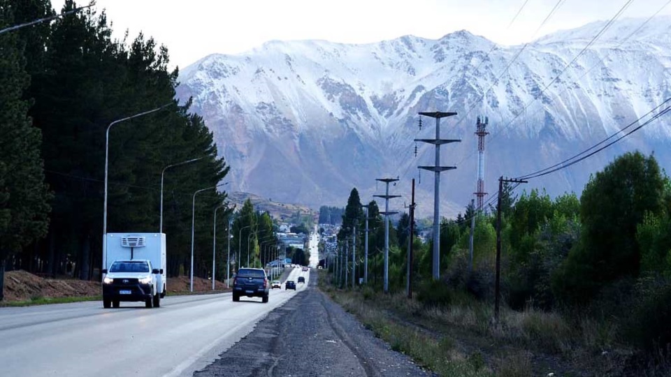 Esquel amaneció nevada en sus cerros. (Atilio Ortiz)
