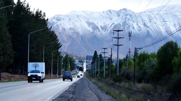 Esquel amaneció nevada en sus cerros. (Atilio Ortiz)