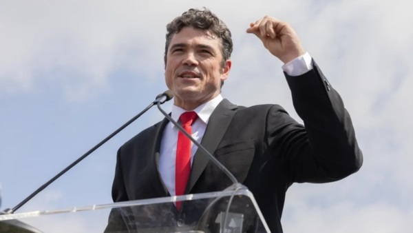 Kent un funcionario modelo de coherencia, que habló de "conciencia", fenómeno no tan habitual en los burócratas de Trump.