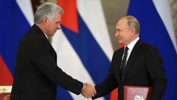 Díaz Canel estrecha la disetra con el verdadero mago del Kremlin, en una cumbre reciente.