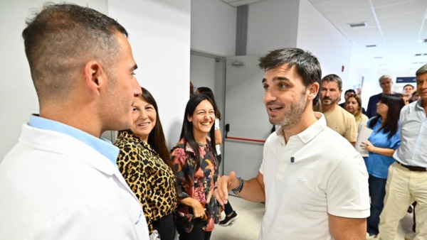 El gobernados con el personal del nosocomio.