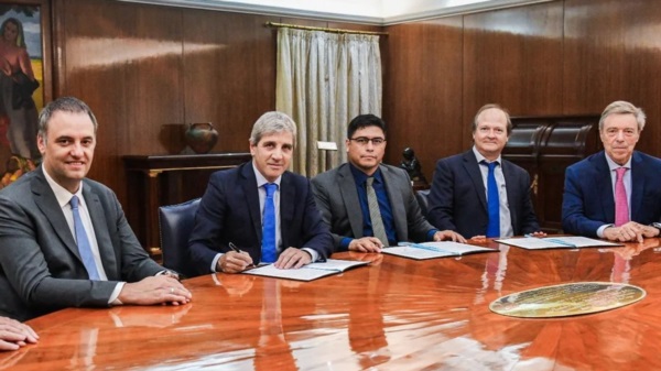 El gobernador Vidal, junto al inistro Luis Caputo y el jefe de Gabinete Manuel Adorni a su derecha.