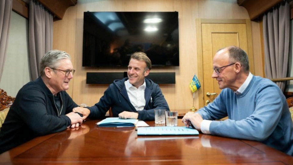 Keir Starmer (Reino Unido), Emanuel Macron (Francia) y Friedich Merz, de Alemania, en una reunión anterior, más relajada...