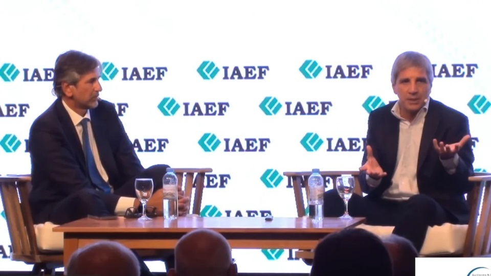 Luis Caputo junto a Pablo Miedziak, presidente del IAEF.