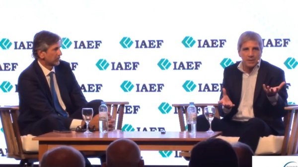 Luis Caputo junto a Pablo Miedziak, presidente del IAEF.