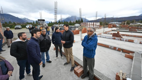Torres de recorrida por la obra del hospital.