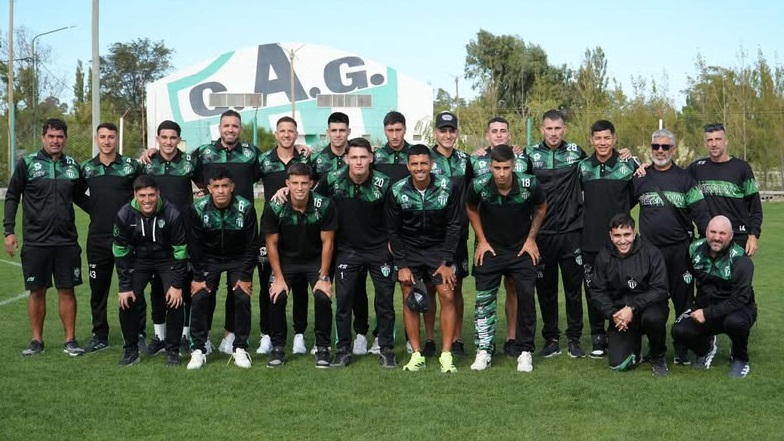 El plantel del Verde antes de emprender viaje a Viedma. (Foto: Germinal).