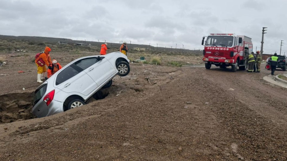 El vehículo siendo rescatado. (Planeta Madryn).