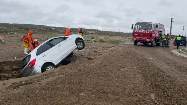 El vehículo siendo rescatado. (Planeta Madryn).