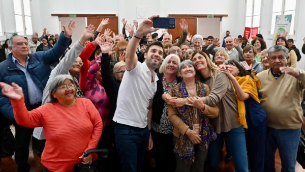 Torres y Papaiani junto a jubilados.