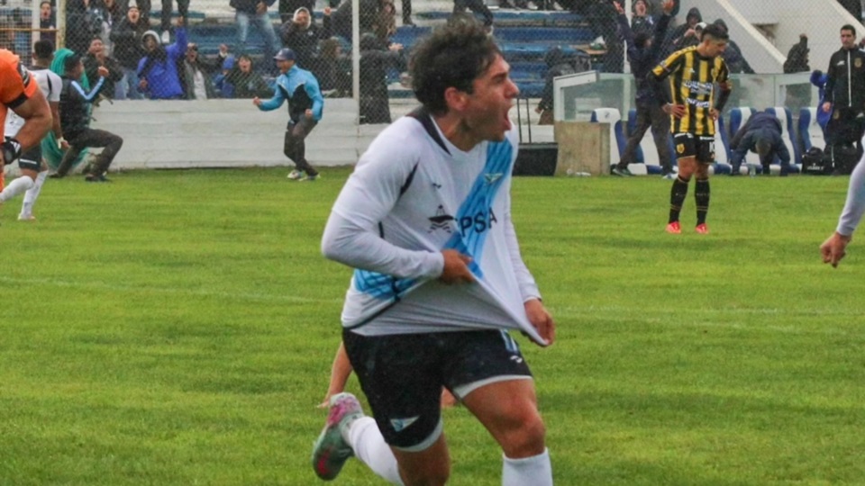 Zappulla convierte el 2-1 para Brown. Foto: Stephanie Borboroglu - Prensa Brown.