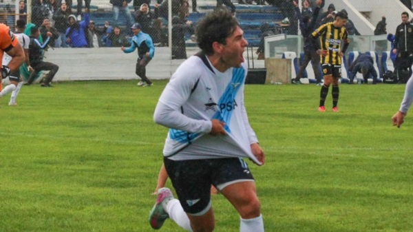 Zappulla convierte el 2-1 para Brown. Foto: Stephanie Borboroglu - Prensa Brown.