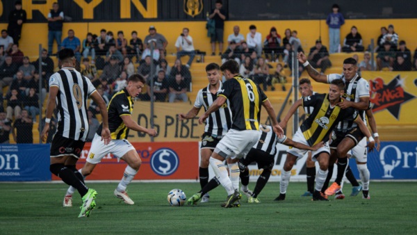 Yvo Calleros anota el 1-0 de Madryn. Foto: Irina Verdié