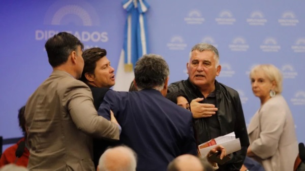 Momento de tensión entre los legisladores Sebastián Pareja y Mario “Paco” Manrique