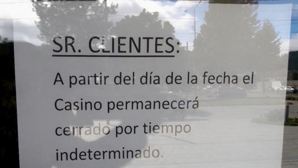El cartel que indica el cierre por tiempo indeterminado.