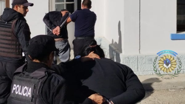 La pareja siendo trasladada a la comisaría.