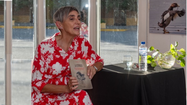 Viviana Delfino, durante  la presentación del libro “La búsqueda de lo posible”, en Gaiman.