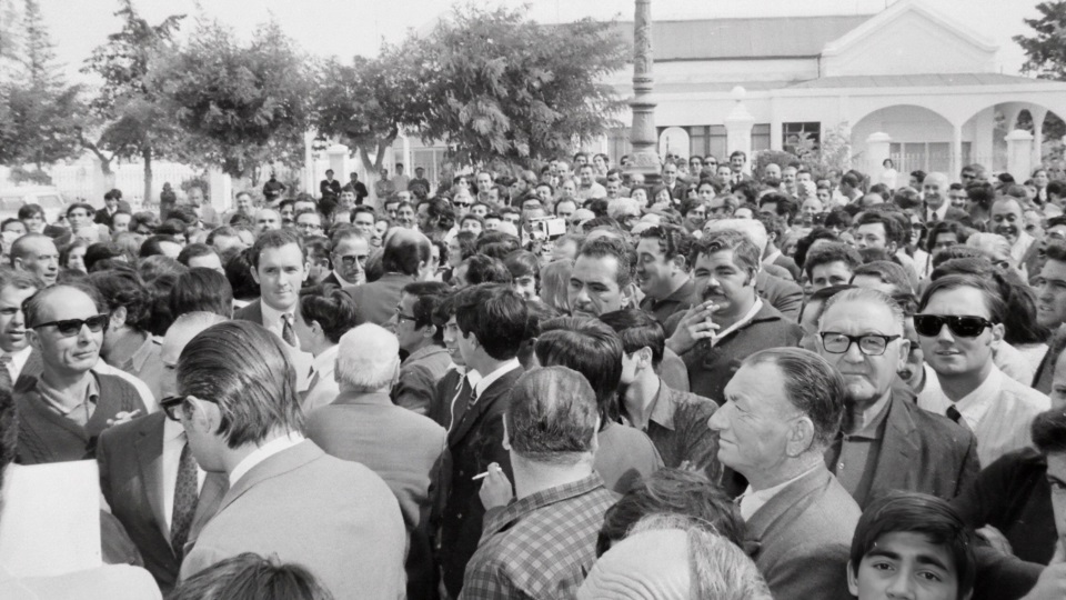 Vecinos de Rawson afuera de la Casa de Gobierno.