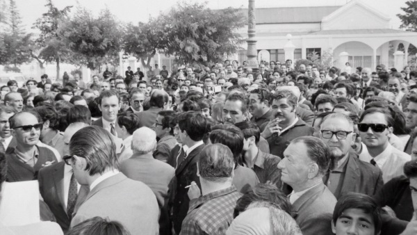 Vecinos de Rawson afuera de la Casa de Gobierno.