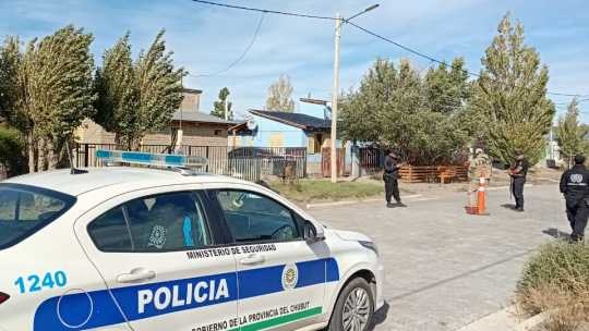 Personal policial trabajando en el lugar.