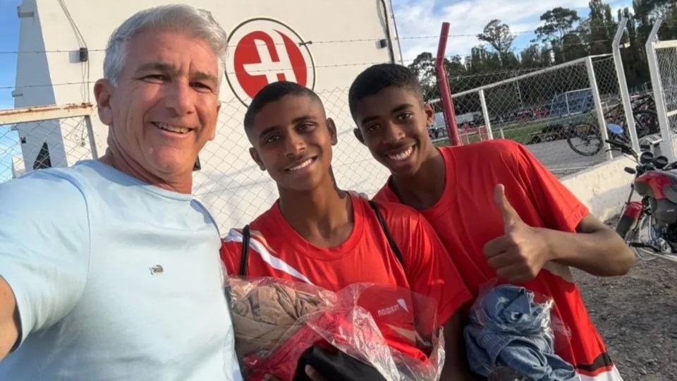 Los hermanos Alcindor, junto a Tomás Maza, presidente de Huracán. Foto: Huracán