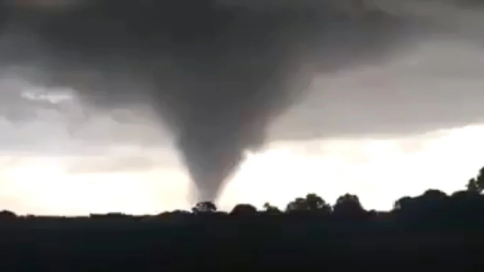Así se vio el tornado en el sur de Santa Fe. Foto: Agencia NA/Redes.