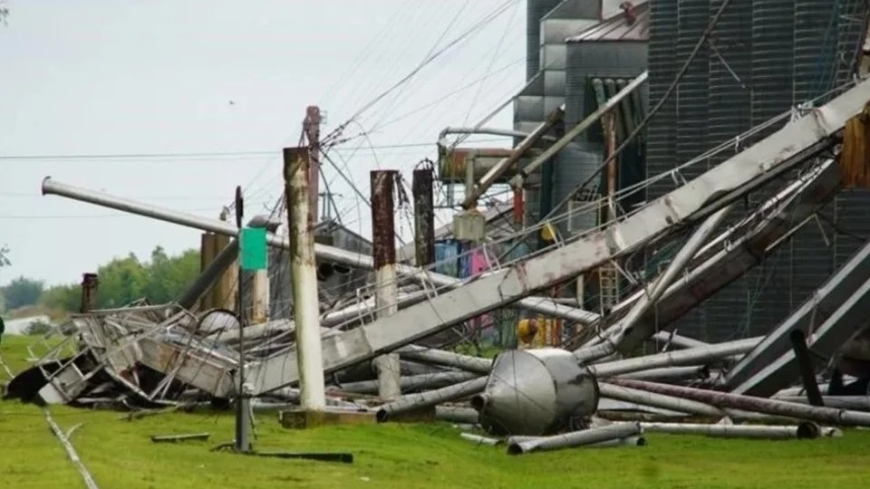 Una imagen que muestra la destrucción parcial de una planta de acopio, golpeada por el fenómeno.