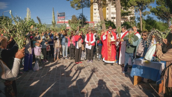 Procesión y Domingo de Ramos en Rawson.