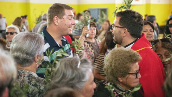 El intendente Damián Biss junto al párroco Luis Ibáñez.