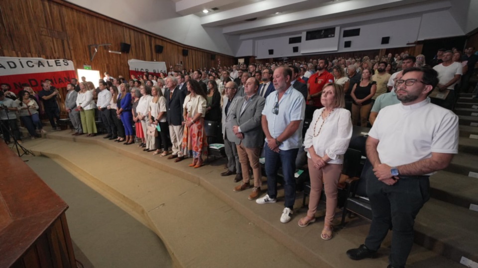 La apertura de sesiones se desarrolló en el Cine Teatro Municipal.