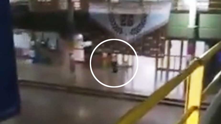 Captura de video del joven que abrió fuego contra un compañero.