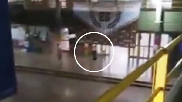Captura de video del joven que abrió fuego contra un compañero.